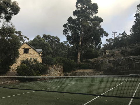 The Stone Cottage (with Tennis Court) - Accommodation QLD 3