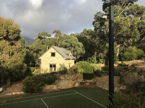 The Stone Cottage (with Tennis Court) - Accommodation QLD 2