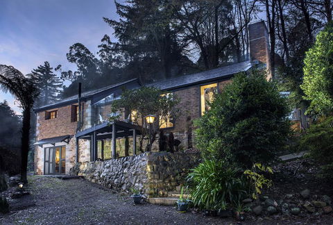 The Stone On The Hill - 3 Bedroom House - Accommodation QLD 0