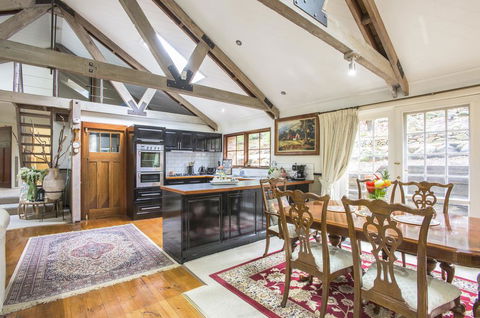 The Stone On The Hill - 3 Bedroom House - Accommodation QLD 2