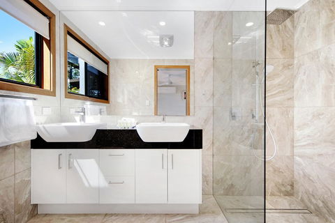 THE VIEW, TUGUN - 4 Bedrooms - Sea Views - Private Heated Pool - Accommodation QLD 2