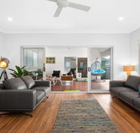 Three-Bed Family Entertainer Near Beach and Cafes - Accommodation QLD
