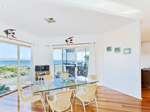 Through The Looking Glass - Accommodation QLD 3