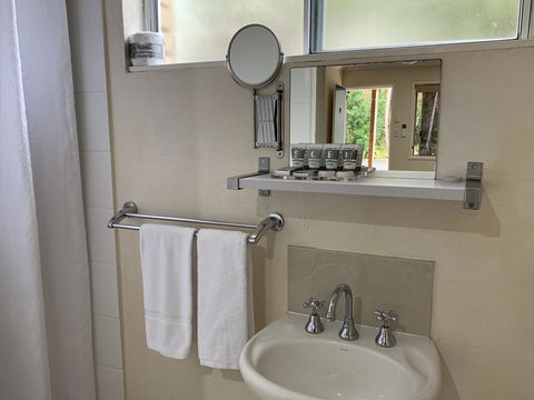 Tin Can Bay Motel - Accommodation QLD 2