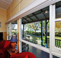 Traditional Three Bedroom Home with Water Views - Accommodation QLD