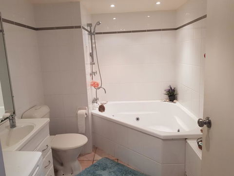 Trafalgar Towers - Accommodation QLD 1