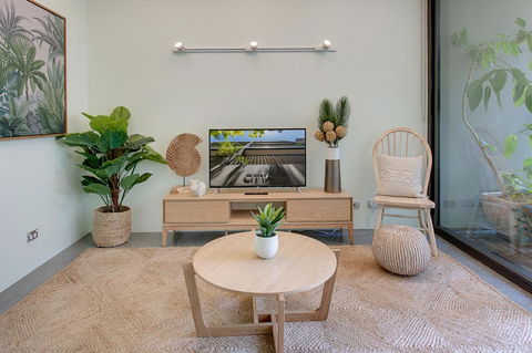 Tranquil Contemporary Hideaway In Hippest Area - Accommodation QLD 2