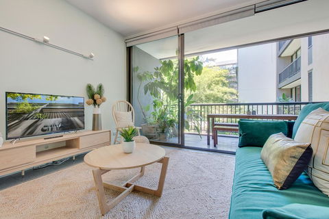 Tranquil Contemporary Hideaway In Hippest Area - Accommodation QLD 0