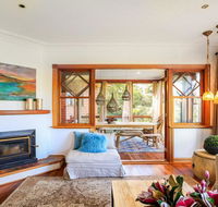 Treetops - elegant inviting designer cedar home - Accommodation QLD