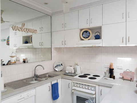 Trinity Beach POOLSIDE Apartment - Accommodation QLD 2