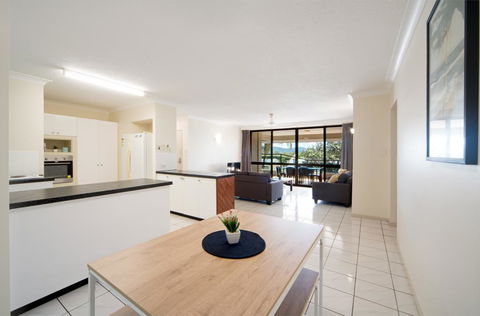 TROPICAL FAMILY ESCAPE FREE WIFI/NETFLIX - Accommodation QLD 0