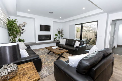 TWO TEN Sleeps 10! Luxury CBD Accommodation - Accommodation QLD 0