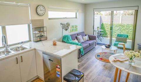 U201 Brunswick Living Brand New Deluxe Balcony Upper Floor Apartment Close To Airport And CBD - Accommodation QLD 0