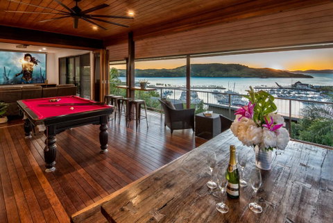 Uisce Luxury Holiday House With Jacuzzi Pool Table Cinema Premium Foxtel And Two Buggies - Accommodation QLD 2