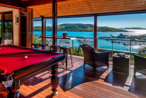 Uisce Luxury Holiday House With Jacuzzi Pool Table Cinema Premium Foxtel And Two Buggies - Accommodation QLD 0