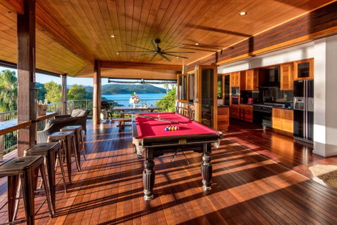 Uisce Luxury Holiday House With Jacuzzi Pool Table Cinema Premium Foxtel And Two Buggies - Accommodation QLD 3