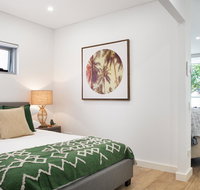 Ultra Modern Studio Suite with Balcony Near Shops - Accommodation QLD