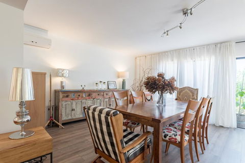 ULTRA SPACIOUS STYLISH HOME IN PRESTONS - SYDNEY - Accommodation QLD 1