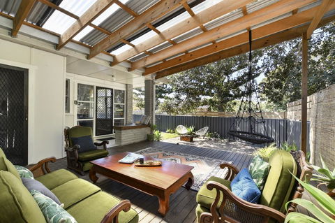 UMINA BEACH KOKOMO- Walk To The Beach, FAMILY And PET FRIENDLY Set Of 3 Vintage Original Holiday Flats & Vintage Caravan And Bat - Accommodation QLD 2