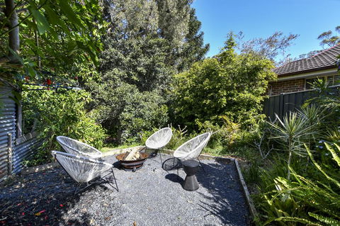 UMINA BEACH KOKOMO- Walk To The Beach, FAMILY And PET FRIENDLY Set Of 3 Vintage Original Holiday Flats & Vintage Caravan And Bat - Accommodation QLD 3