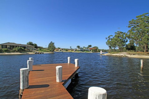 Unbeatable Waterfront Location - Accommodation QLD 2