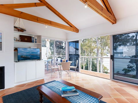 Unit 1 44 Danalene Pde Fantastic Waterfront Property With Air Con - Accommodation QLD 3