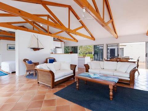 Unit 1 44 Danalene Pde Fantastic Waterfront Property With Air Con - Accommodation QLD 1