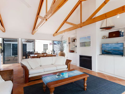 Unit 1 44 Danalene Pde Fantastic Waterfront Property With Air Con - Accommodation QLD 2