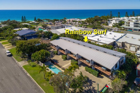 Unit 1 Rainbow Surf - Modern, Two Storey Townhouse With Large Shared Pool, Close To Beach And Shop - Accommodation QLD 2