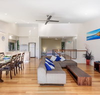 Unit 1 Rainbow Surf - Modern two storey townhouse with large shared pool close to beach and shop