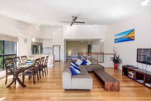 Unit 1 Rainbow Surf - Modern, Two Storey Townhouse With Large Shared Pool, Close To Beach And Shop - Accommodation QLD 0