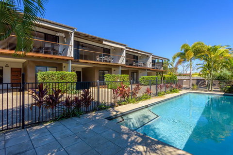 Unit 1 Rainbow Surf - Modern, Two Storey Townhouse With Large Shared Pool, Close To Beach And Shop - Accommodation QLD 1