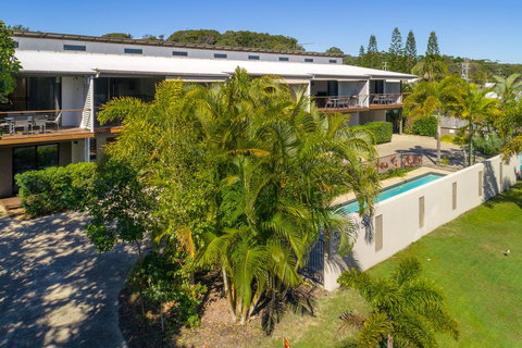 Unit 1 Rainbow Surf - Modern, Two Storey Townhouse With Large Shared Pool, Close To Beach And Shop - Accommodation QLD 3