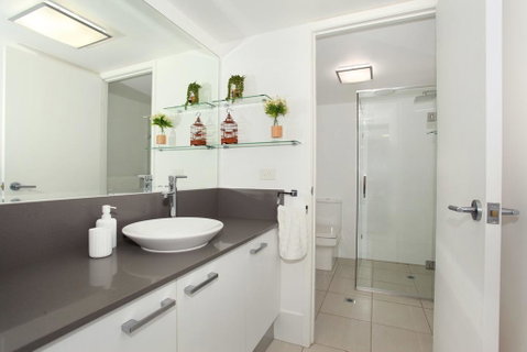 Unit 2 Point Break Apartments, 1-3 Point Arkwright, Linen Incl - Accommodation QLD 3