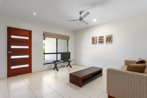 Unit 2 Rainbow Surf - Modern, Double Storey Townhouse With Large Shared Pool, Close To Beach And Shops - Accommodation QLD 2