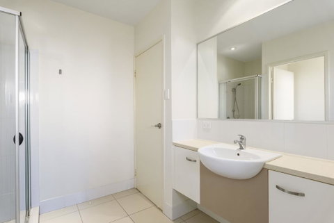 Unit 2 Rainbow Surf - Modern, Double Storey Townhouse With Large Shared Pool, Close To Beach And Shops - Accommodation QLD 3