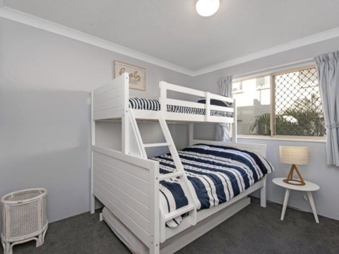 Unit 3 Emerald Shores - Shipping Lane Views! - Accommodation QLD 3
