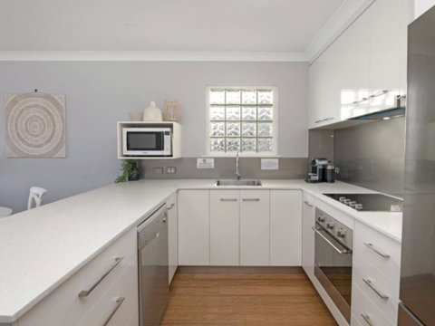 Unit 3 Emerald Shores - Shipping Lane Views! - Accommodation QLD 0