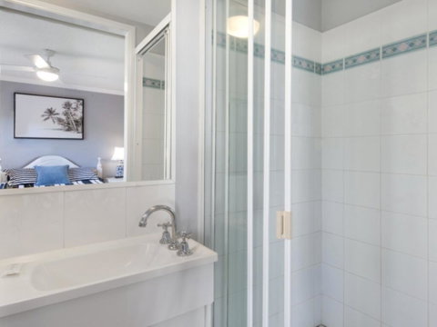 Unit 3 Emerald Shores - Shipping Lane Views! - Accommodation QLD 2