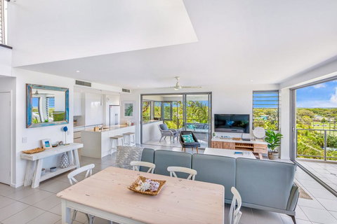 Unit 6 Rainbow Sea - Rainbow Beach, Amazing Ocean Views, Aircon, Wi-Fi, Pool, Walk To Beach - Accommodation QLD 1