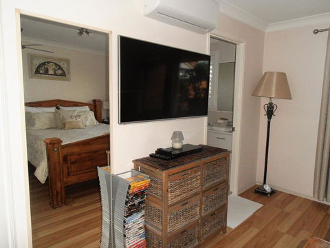 Unwind In This Gorgeous Retreat - Accommodation QLD 3