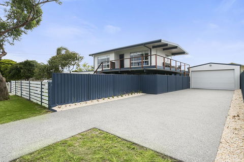 Upstairs Cottage On Beachurst - Accommodation QLD 1