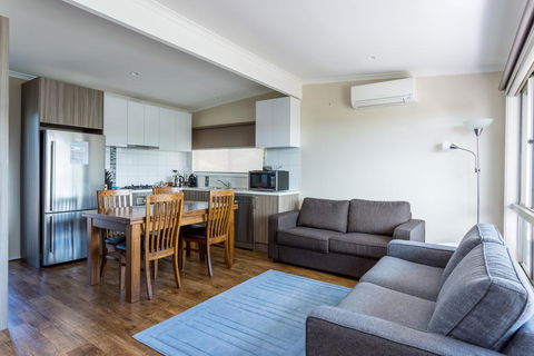 Upstairs Cottage On Beachurst - Accommodation QLD 3