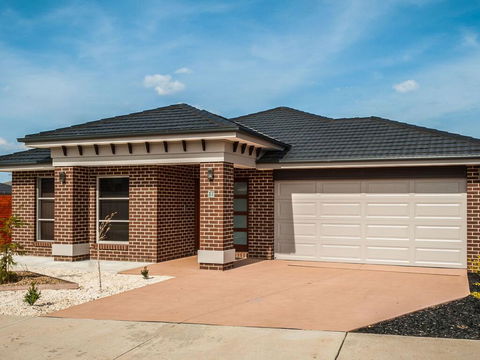 Valencia - Accommodation QLD 2