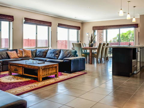 Valencia - Accommodation QLD 0