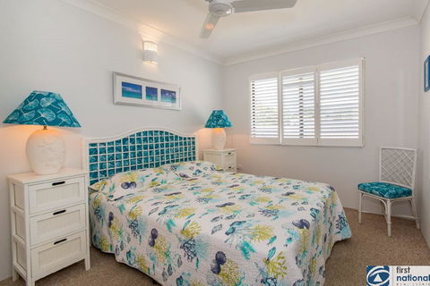 VIEWS VIEWS VIEWS! Front Top Floor Waterfront Unit - Chnook Apartments South Esp, Bongaree - Accommodation QLD 2