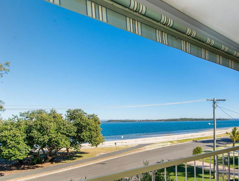 VIEWS VIEWS VIEWS! Front Top Floor Waterfront Unit - Chnook Apartments South Esp, Bongaree - Accommodation QLD 0