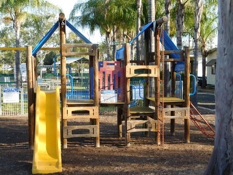 Villa Holiday Park - Accommodation QLD 1