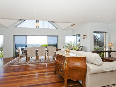 Villa Mer - Stylish Waterfront Accommodation - Accommodation QLD 3