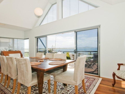 Villa Mer - Stylish Waterfront Accommodation - Accommodation QLD 2